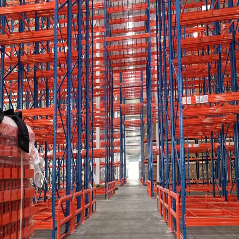 Grootschalig dubbeldiep magazijnopslagsysteem van metaalstaal met selectieve stellingen en dubbele palletstellingen.