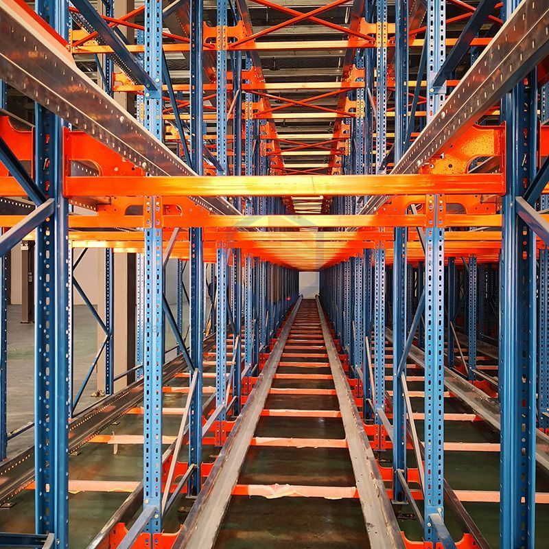 Robuust, volledig geautomatiseerd, corrosiebestendig tweewegradiosysteem voor palletstellingen met shuttlefunctie en afstandsbediening voor hoge opslagdichtheid.