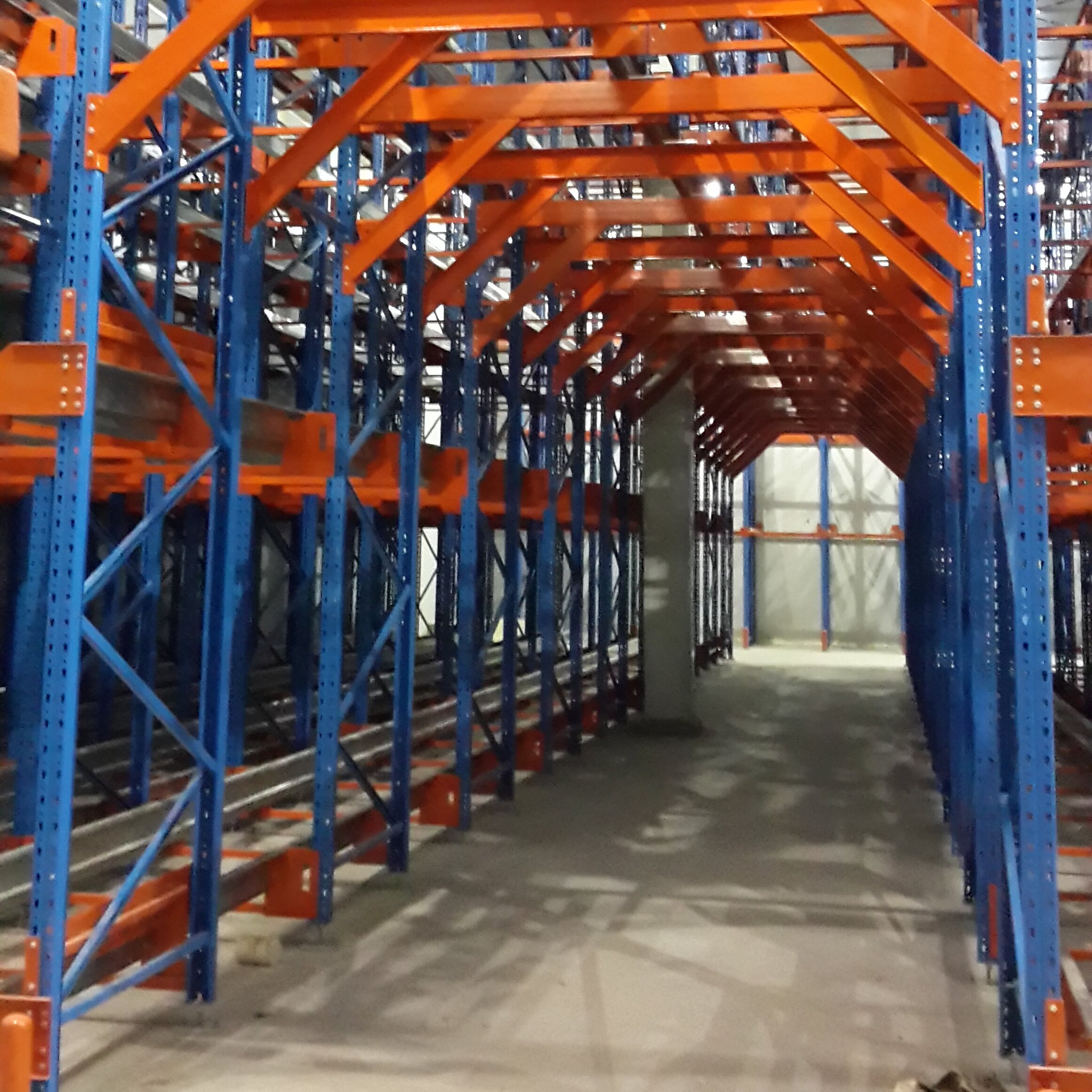 Automatisch magazijnsysteem met radiogestuurde shuttle-palletstellingen voor hoge opslagdichtheid, industrieel opslagsysteem met meerdere niveaus.