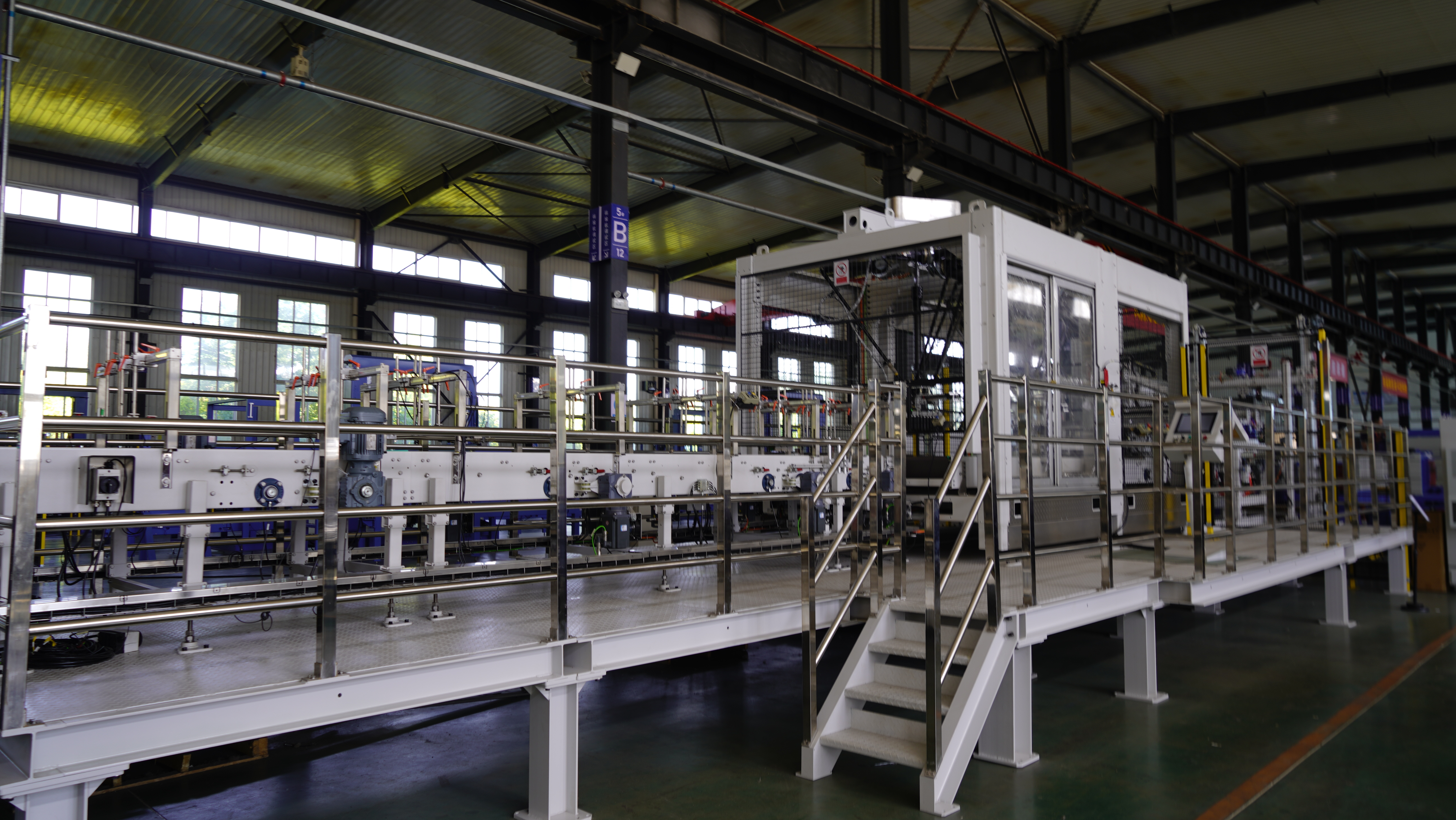 Lage portaal automatische palletiseermachine met PLC-touchscreen voor het stapelen van kartonnen dozen, geschikt voor grote drankenproductielijnen.