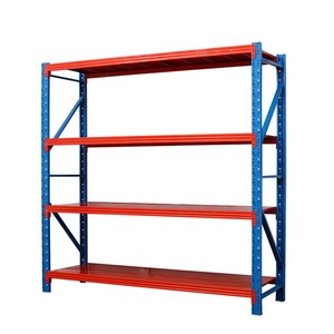 Robuust industrieel magazijnstellingsysteem met metalen stellingen en stalen platform voor opslag.
