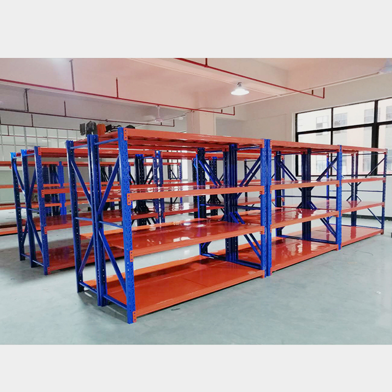 Robuust industrieel magazijnstellingsysteem met metalen stellingen en stalen platform voor opslag.