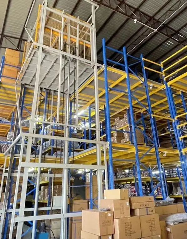 Multi-level mezzanine voor auto-onderdelen magazijn