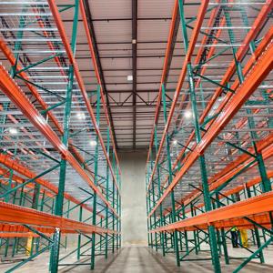 RMI-gecertificeerd industrieel magazijnstellingsysteem met hoge draagkracht, geschikt voor zware ladingen. Zwaar uitgevoerde druppelvormige palletstelling voor zware vracht.