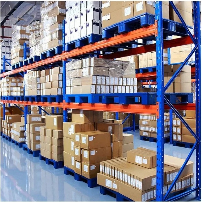 Groothandel in zware stalen balken voor magazijnopslag. Premium stapelbare palletstellingen en schappen, 2500 kg/laag. Plug-in installatie.
