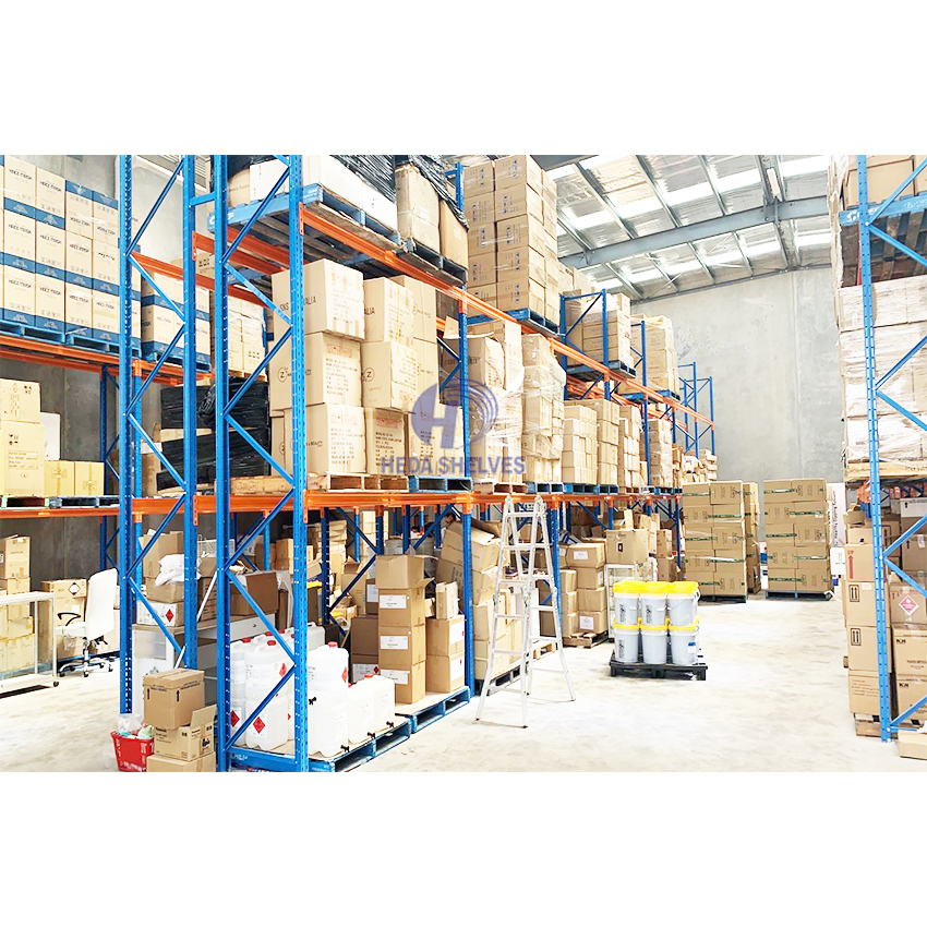Robuust palletstellingsysteem met een draagvermogen van 1000-5000 kg per niveau voor industriële magazijnopslag. Stalen palletstelling.