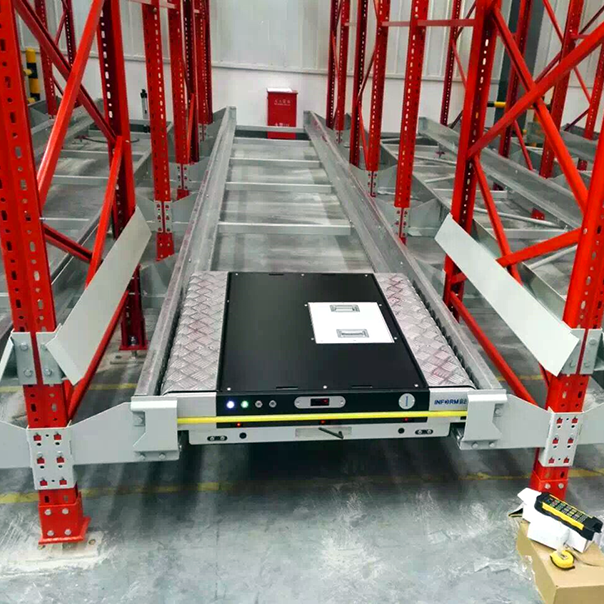 Robuust, volledig geautomatiseerd, corrosiebestendig tweewegradiosysteem voor palletstellingen met shuttlefunctie en afstandsbediening voor hoge opslagdichtheid.