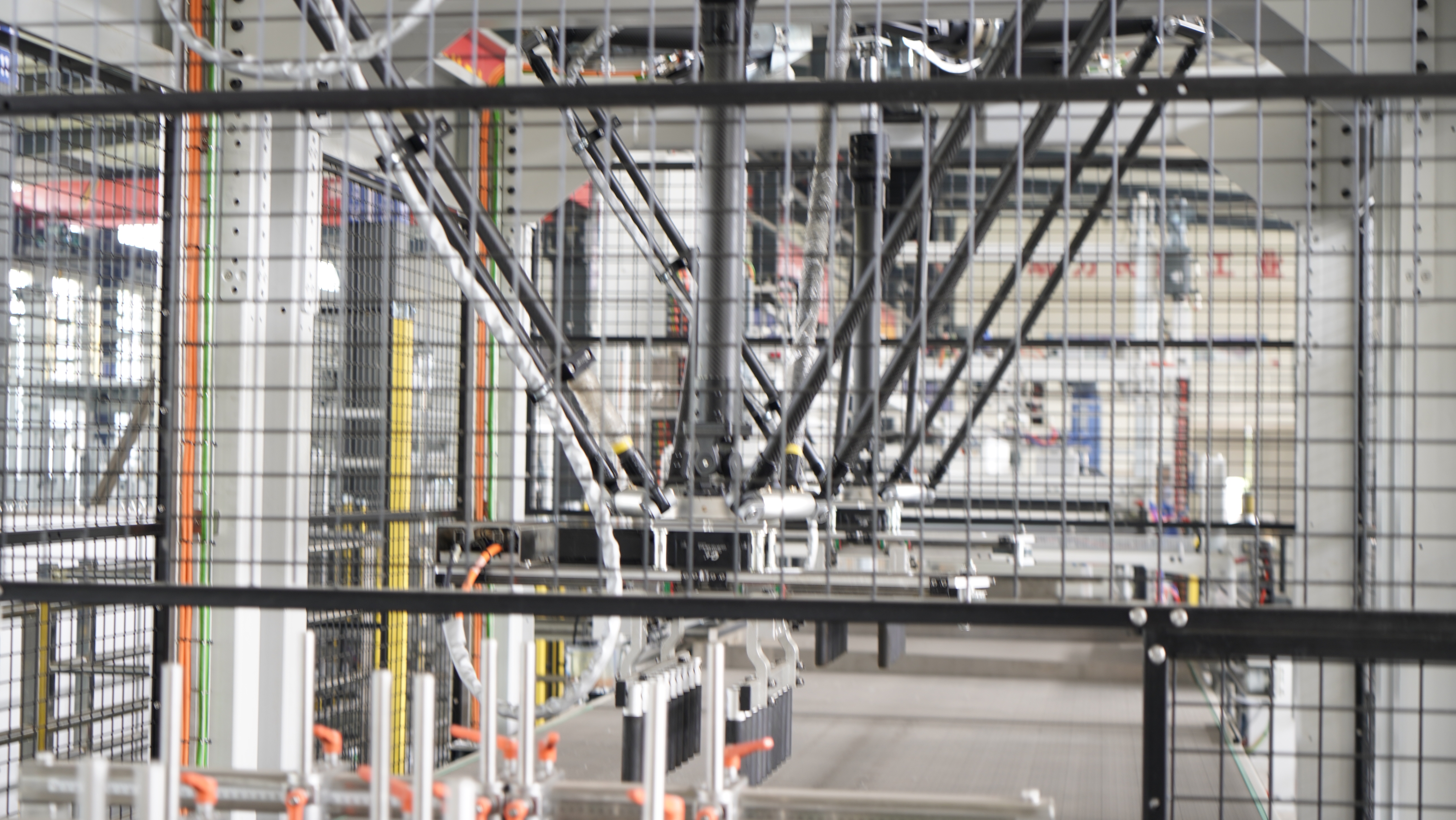 Lage portaal automatische palletiseermachine met PLC-touchscreen voor het stapelen van kartonnen dozen, geschikt voor grote drankenproductielijnen.
