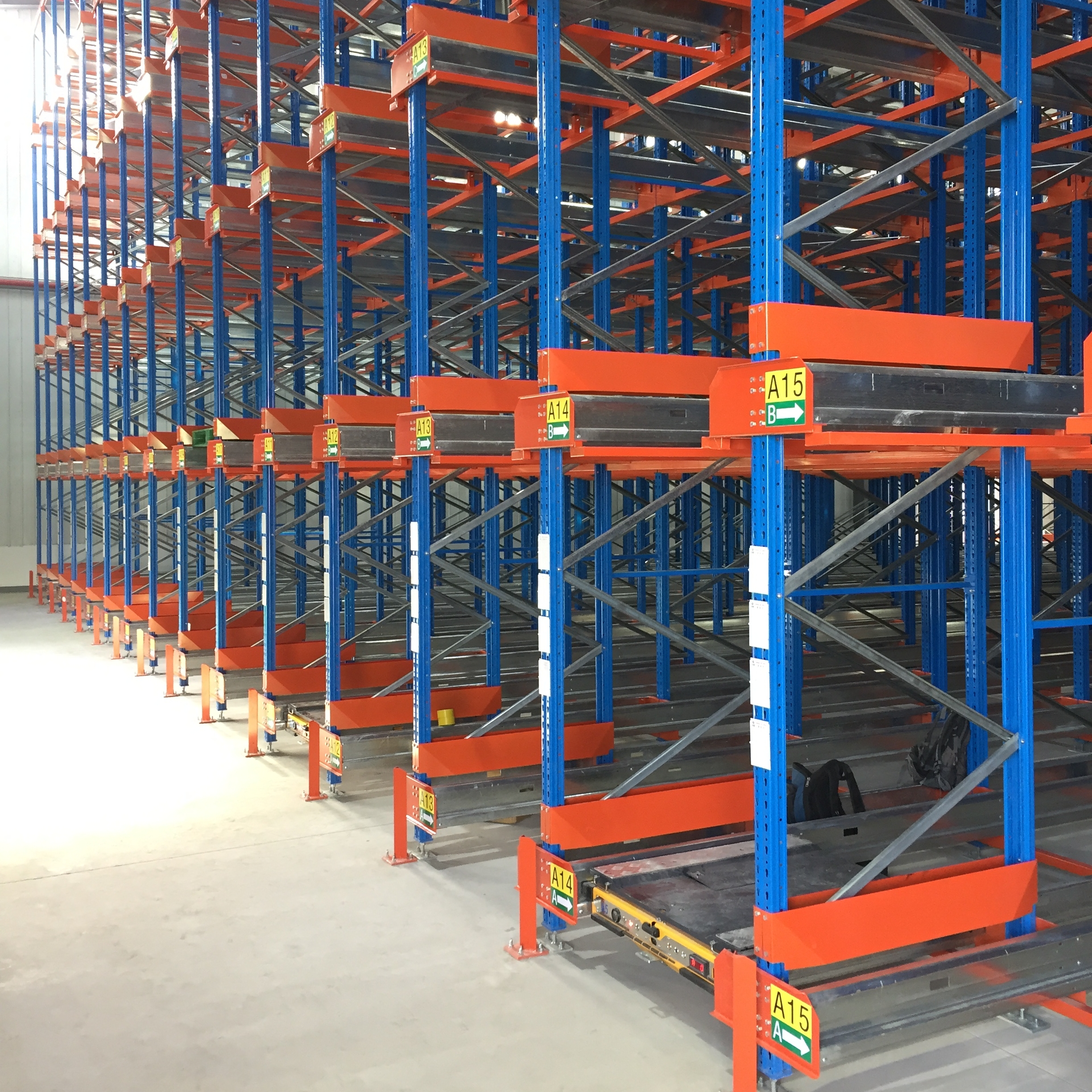 Automatisch magazijnsysteem met radiogestuurde shuttle-palletstellingen voor hoge opslagdichtheid, industrieel opslagsysteem met meerdere niveaus.