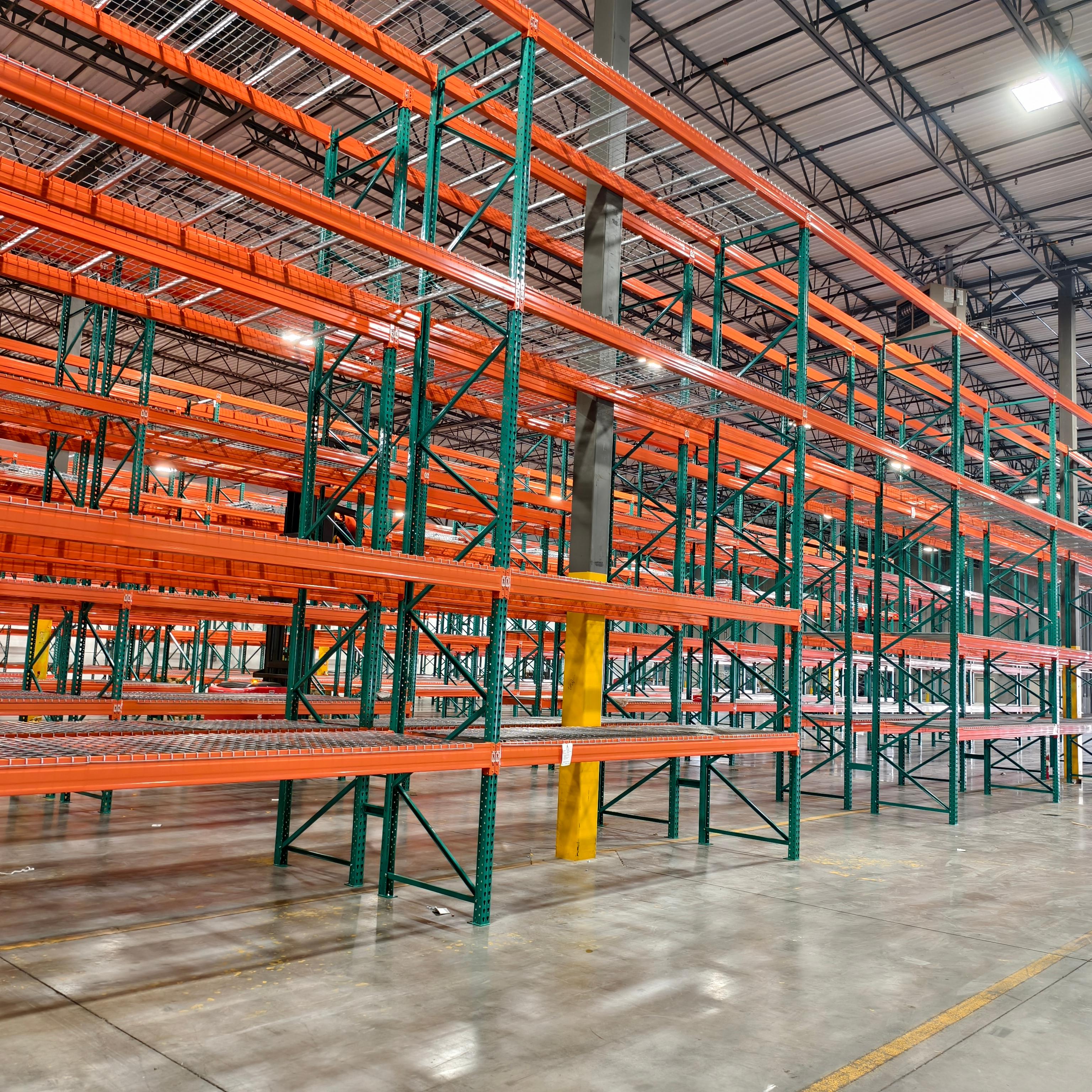 RMI-gecertificeerd industrieel magazijnstellingsysteem met hoge draagkracht, geschikt voor zware ladingen. Zwaar uitgevoerde druppelvormige palletstelling voor zware vracht.
