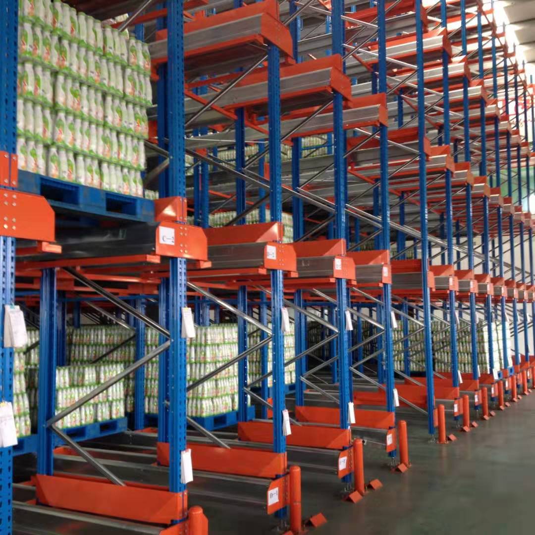Automatisch magazijnsysteem met radiogestuurde shuttle-palletstellingen voor hoge opslagdichtheid, industrieel opslagsysteem met meerdere niveaus.