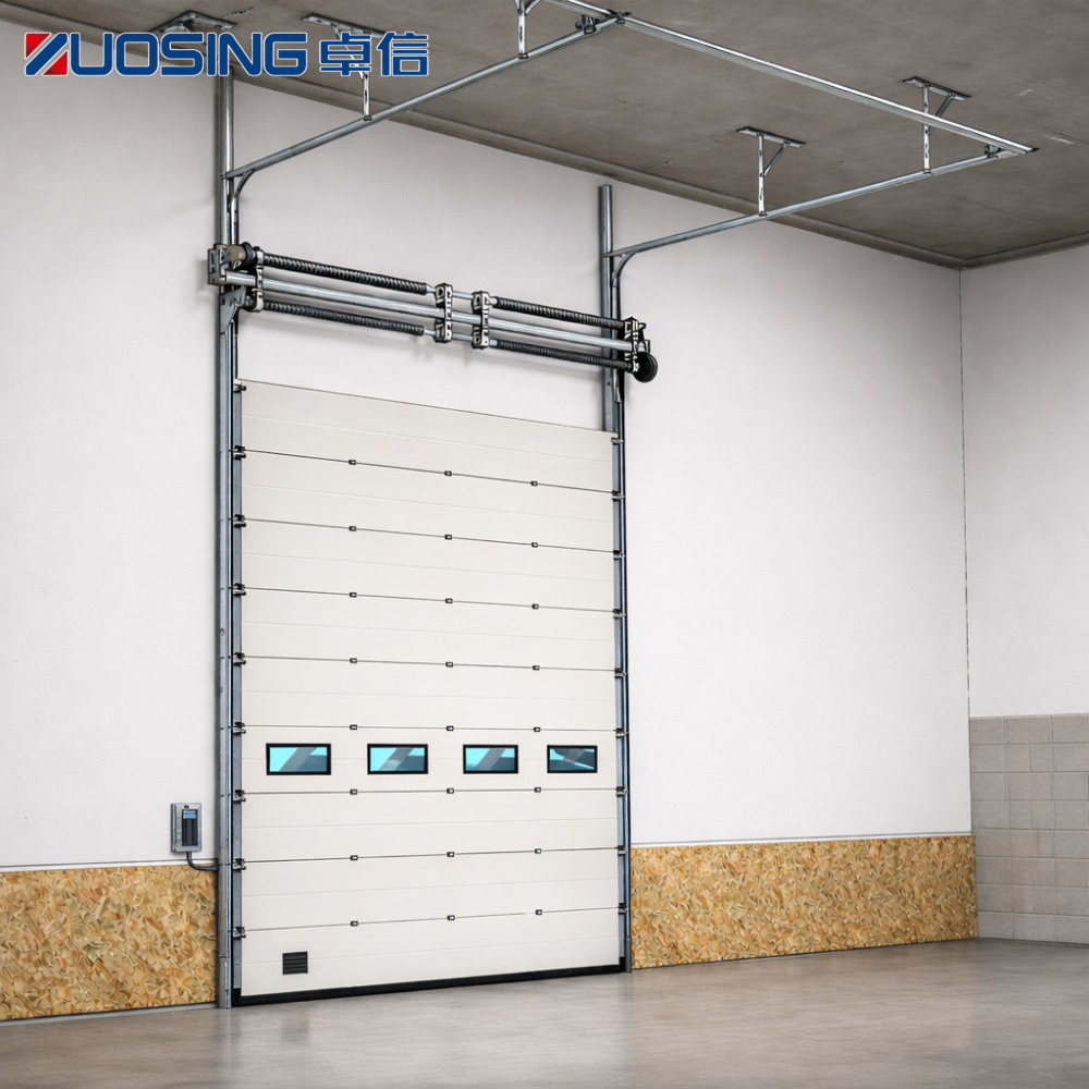 Sectionale overheaddeur T500 met geïsoleerd paneel en verticaal hefbaar kijkvenster voor residentiële garage-ingang