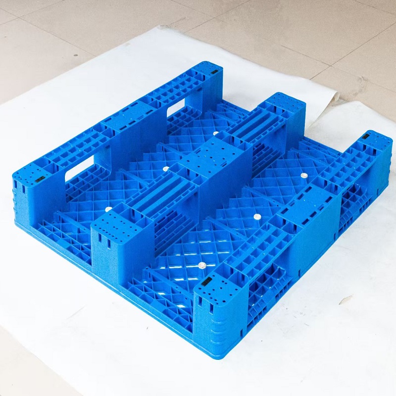 T1027E Industriële, robuuste en duurzame kunststof pallets voor de groothandel met toegang aan twee zijden, geschikt voor een gewicht van 500-1200 kg