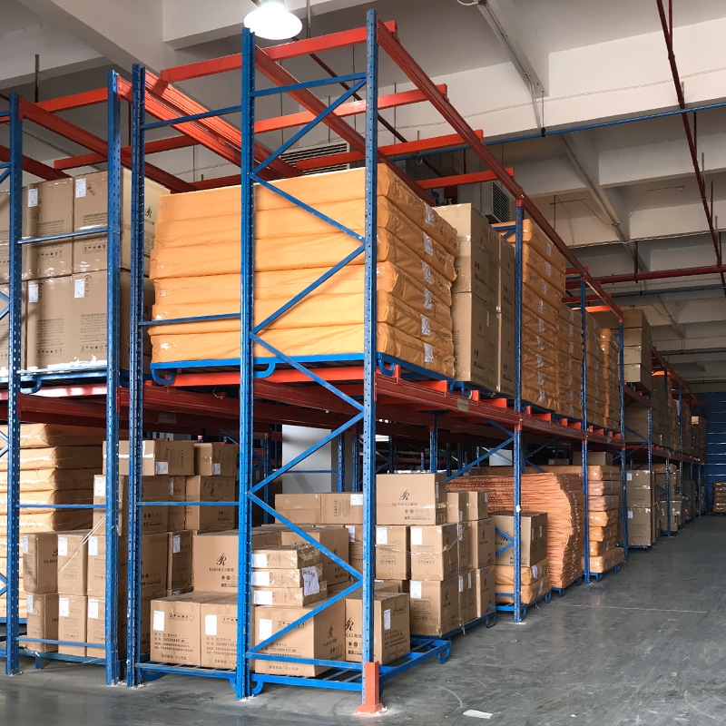 Groothandel in zware stalen balken voor magazijnopslag. Premium stapelbare palletstellingen en schappen, 2500 kg/laag. Plug-in installatie.
