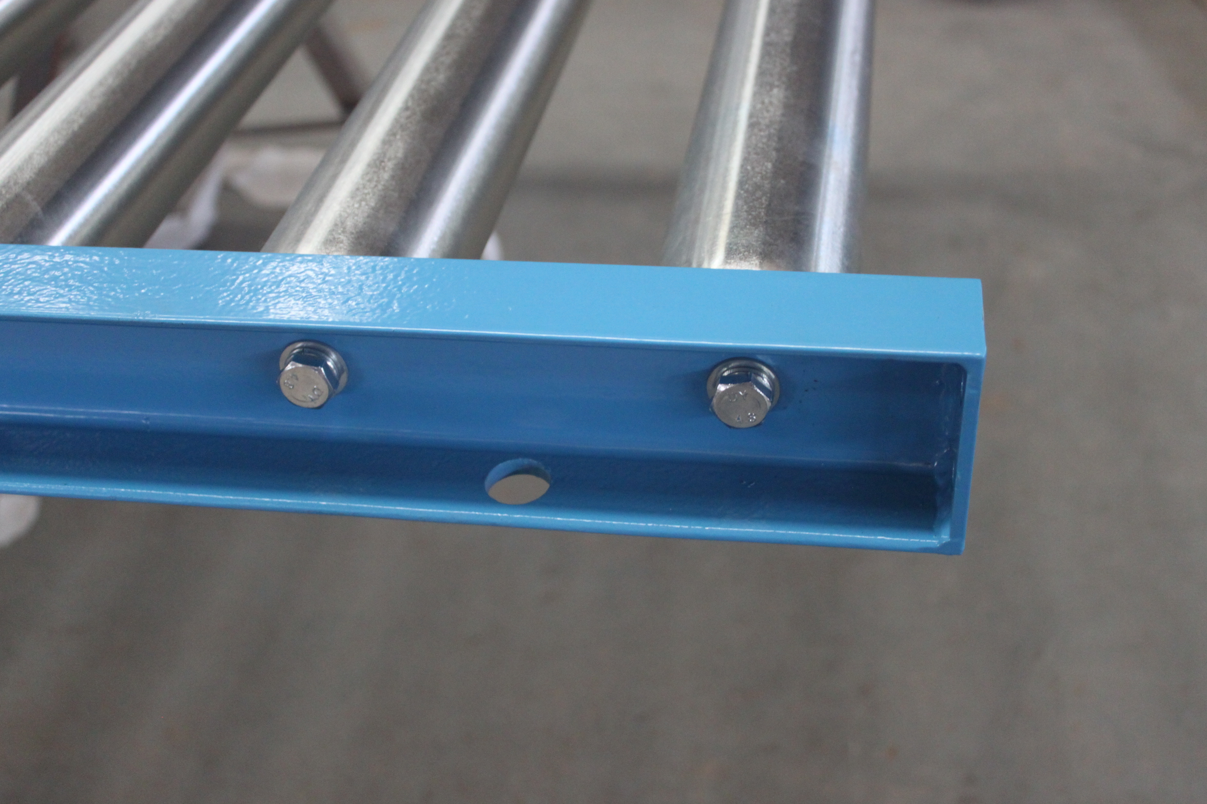 Transportbandmachine met rollen voor zware industriële toepassingen, zwaartekrachtgestuurde palletrollen, transportband voor magazijnen.