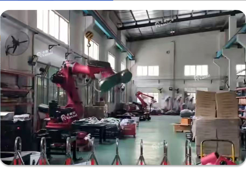 Geïntegreerd palletiseerwerkstation met een draagvermogen van 80 kg en een armspanwijdte van 2400 mm. Dit robuuste, automatische palletiseerrobotsysteem is geschikt voor zware toepassingen.
