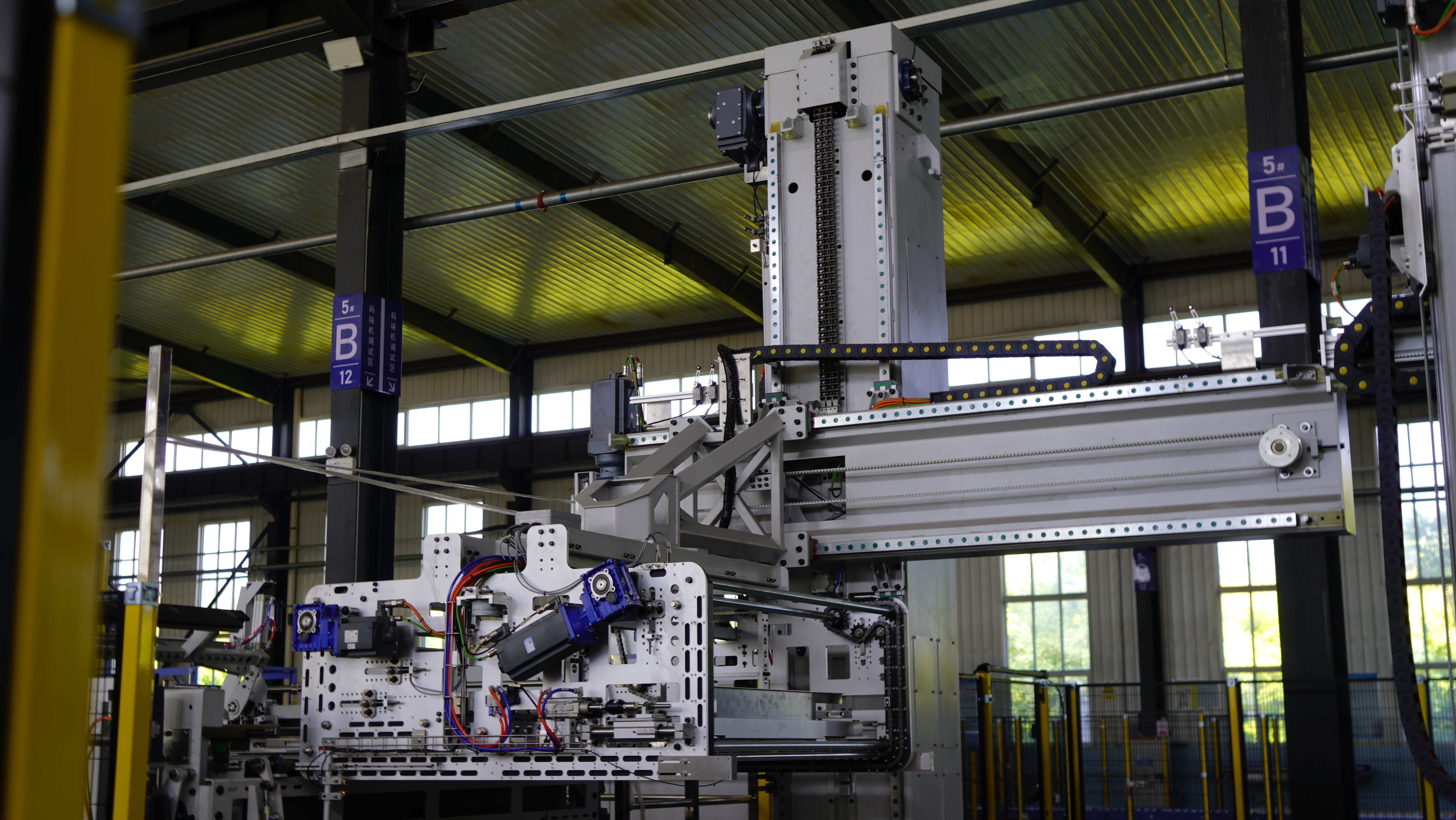 Lage portaal automatische palletiseermachine met PLC-touchscreen voor het stapelen van kartonnen dozen, geschikt voor grote drankenproductielijnen.