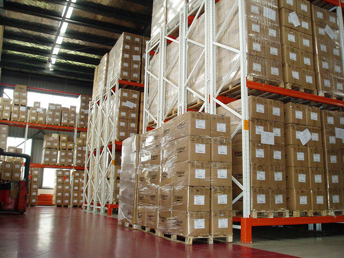 Grootschalig dubbeldiep magazijnopslagsysteem van metaalstaal met selectieve stellingen en dubbele palletstellingen.