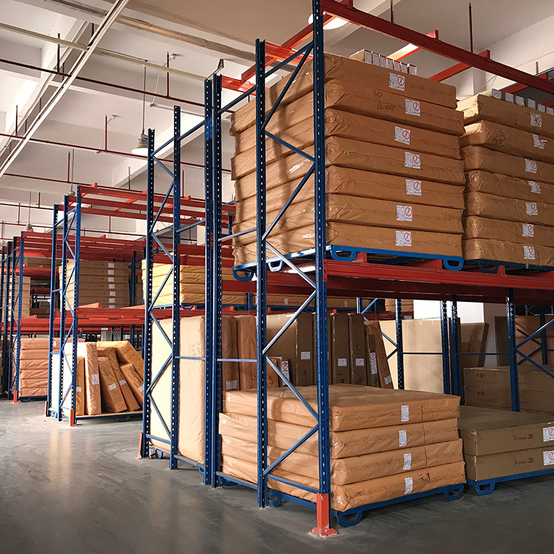 Groothandel in zware stalen balken voor magazijnopslag. Premium stapelbare palletstellingen en schappen, 2500 kg/laag. Plug-in installatie.