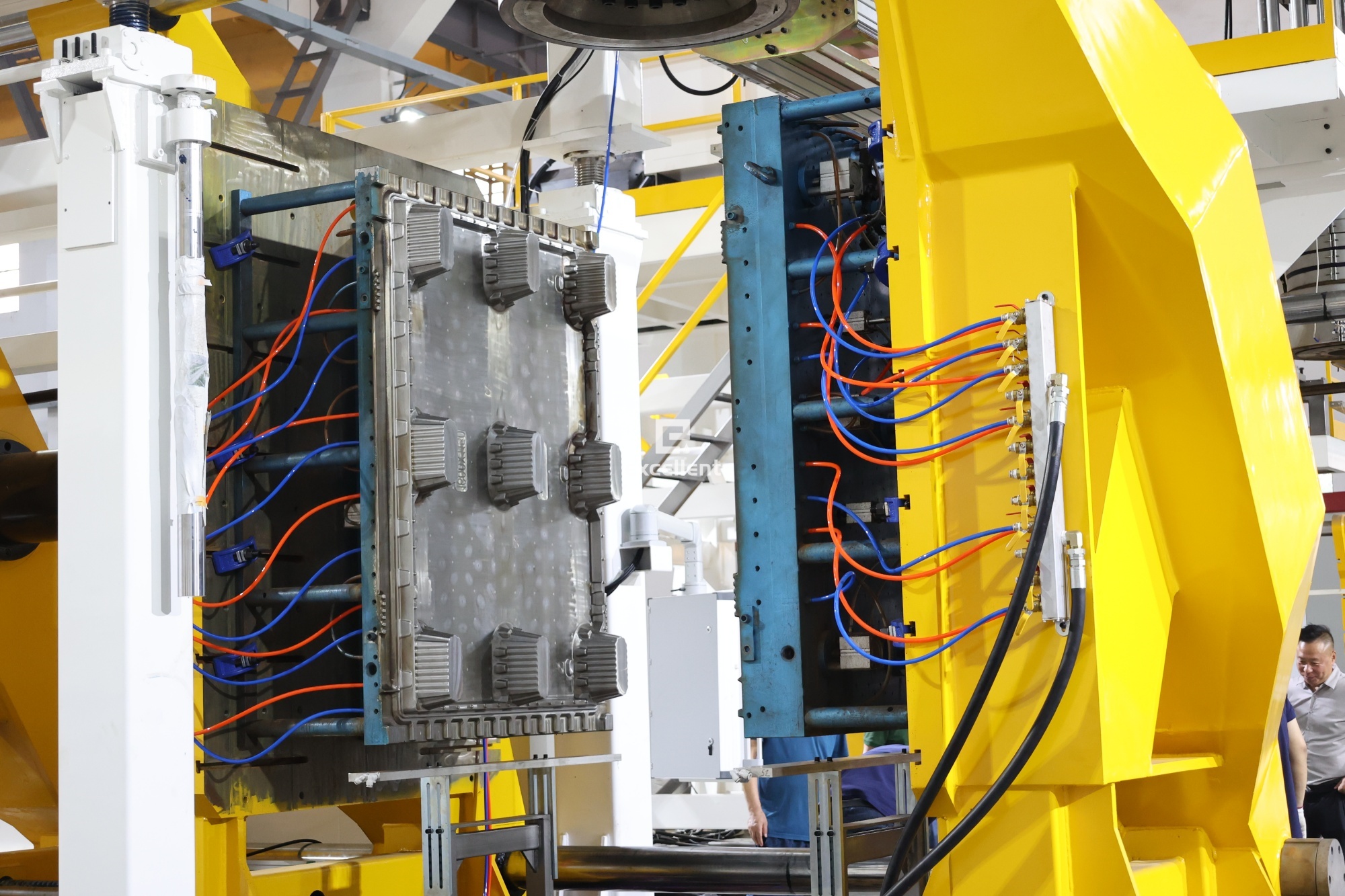 Automatische machine voor het maken van dubbelzijdige HDPE- en LDPE-kunststofpallets, negenvoets pallets, blaasvormmachine