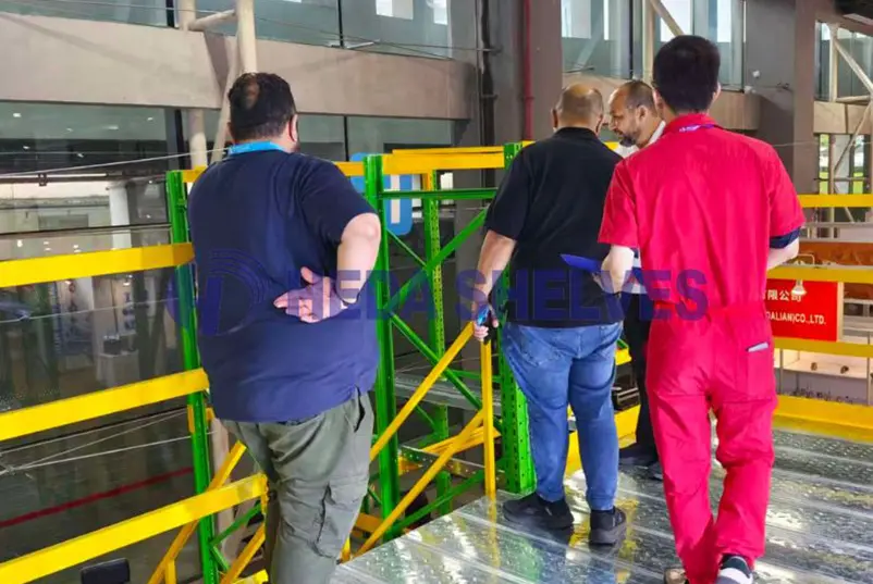 Ingenieurs van Guangzhou Heda Shelves Co., Ltd. voeren stellinginspecties uit in de productiefaciliteit