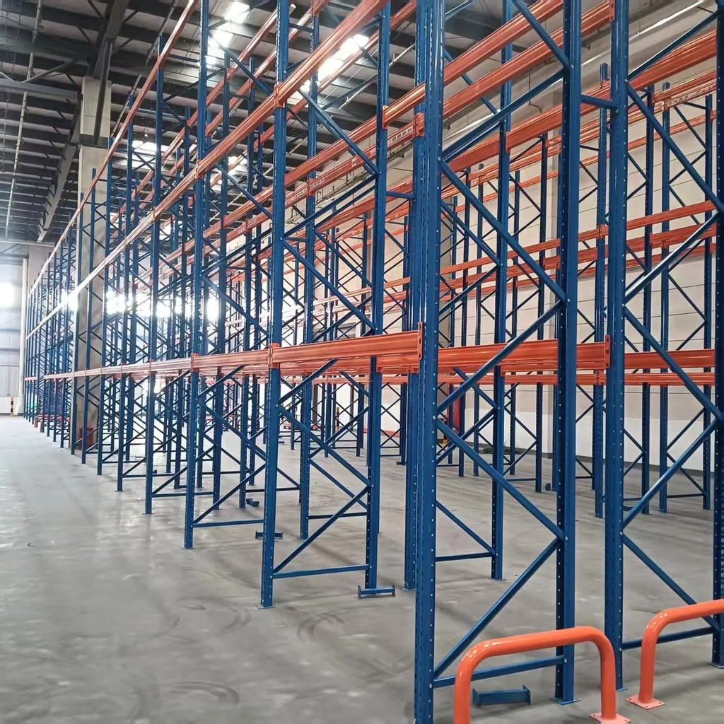 Industriële, zware 5-laags opslagoplossingen van roestvrij staal met balkenconstructie, palletstellingen en versterkte balken.