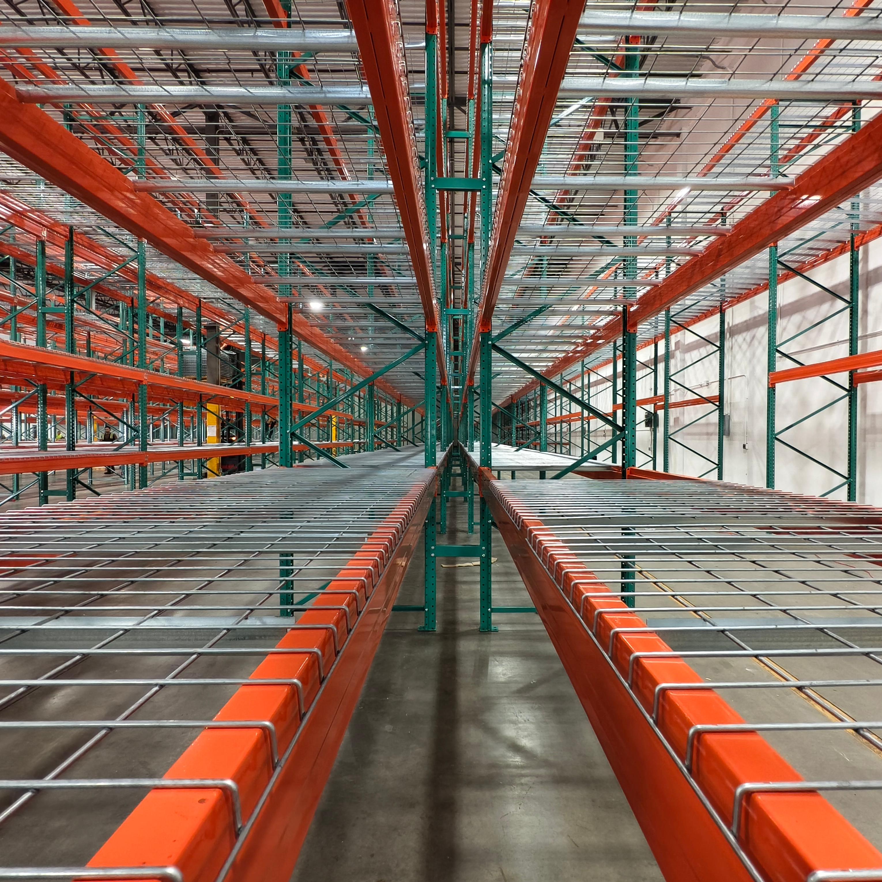 RMI-gecertificeerd industrieel magazijnstellingsysteem met hoge draagkracht, geschikt voor zware ladingen. Zwaar uitgevoerde druppelvormige palletstelling voor zware vracht.