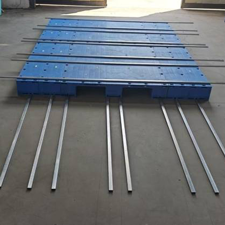 Aanpasbare, zware kunststof pallets 2200*1800mm met 3 geleiders en gesloten dek voor magazijnen