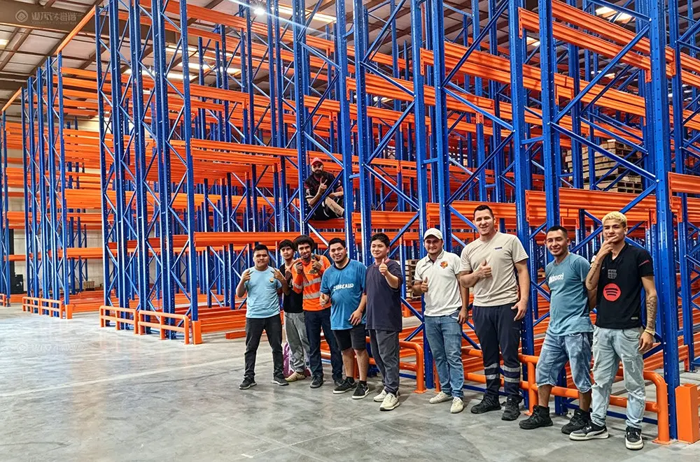 Montage van palletgeleiders en doorvalbeveiliging