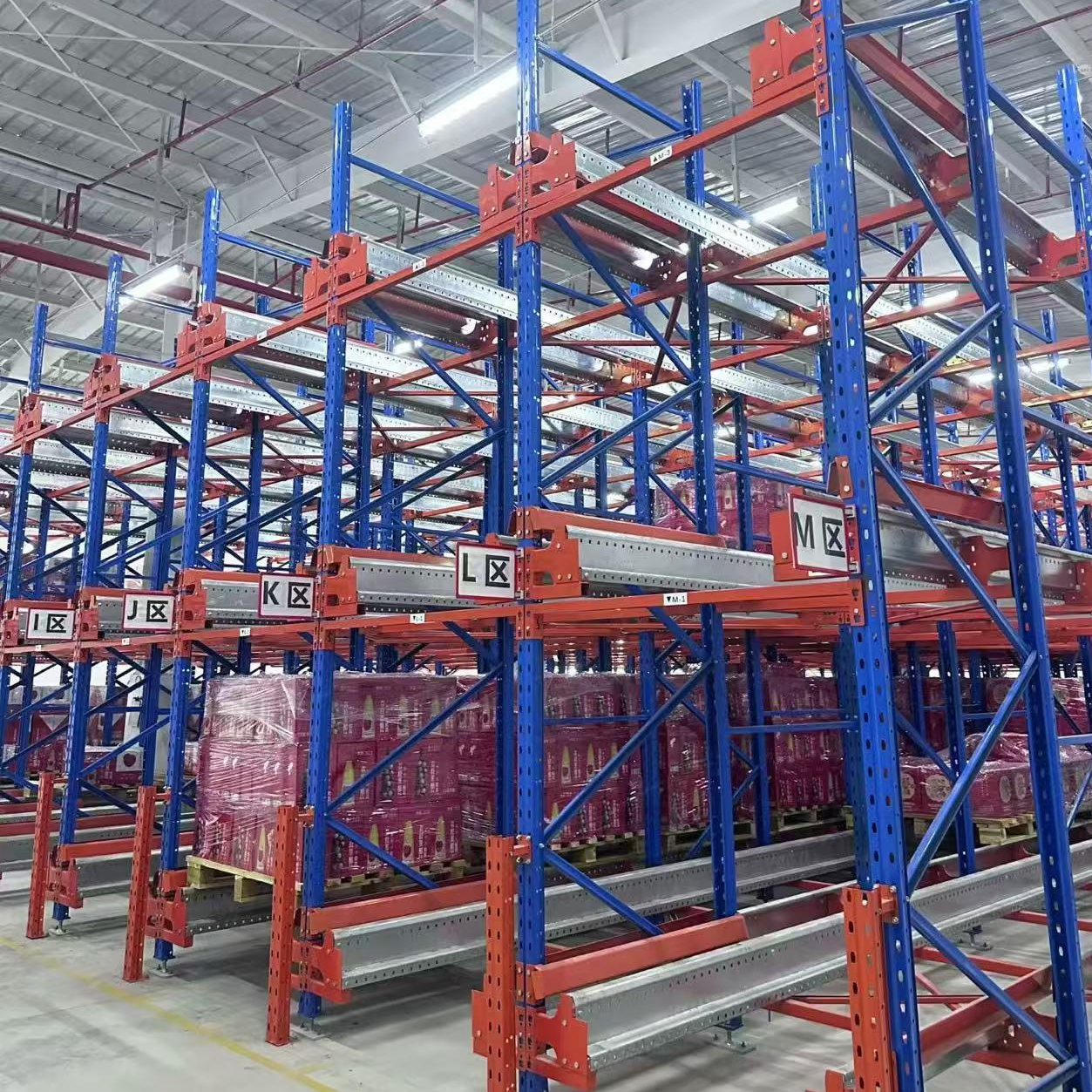 Robuust, volledig geautomatiseerd, corrosiebestendig tweewegradiosysteem voor palletstellingen met shuttlefunctie en afstandsbediening voor hoge opslagdichtheid.
