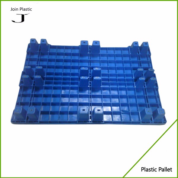 Stapelbare kunststof pallet vooraanzicht