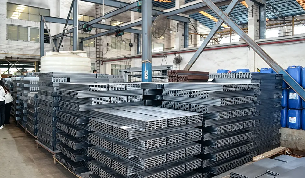 Grote staalvoorraad en continue productie