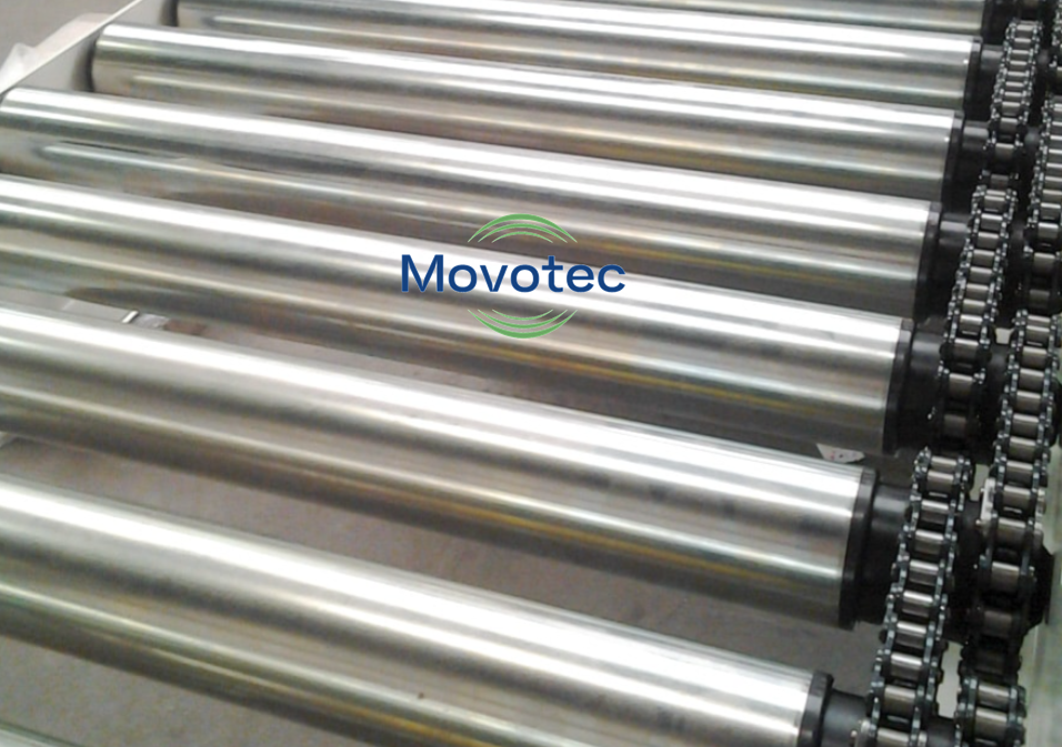 Movotec zware, kettingaangedreven roltransportband van koolstofstaal met instelbare snelheid, rollagers en dubbele tandwielen.
