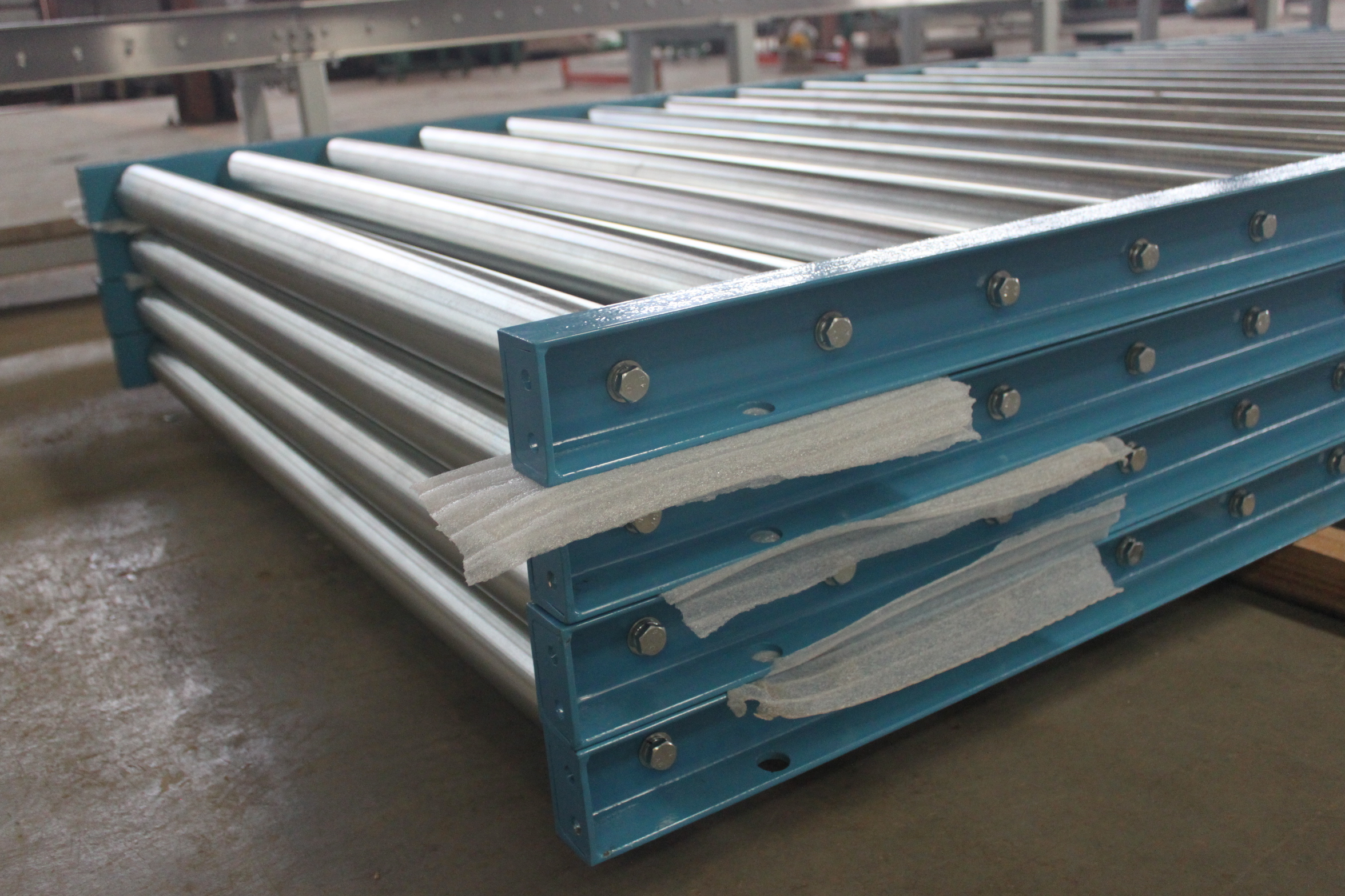 Transportbandmachine met rollen voor zware industriële toepassingen, zwaartekrachtgestuurde palletrollen, transportband voor magazijnen.