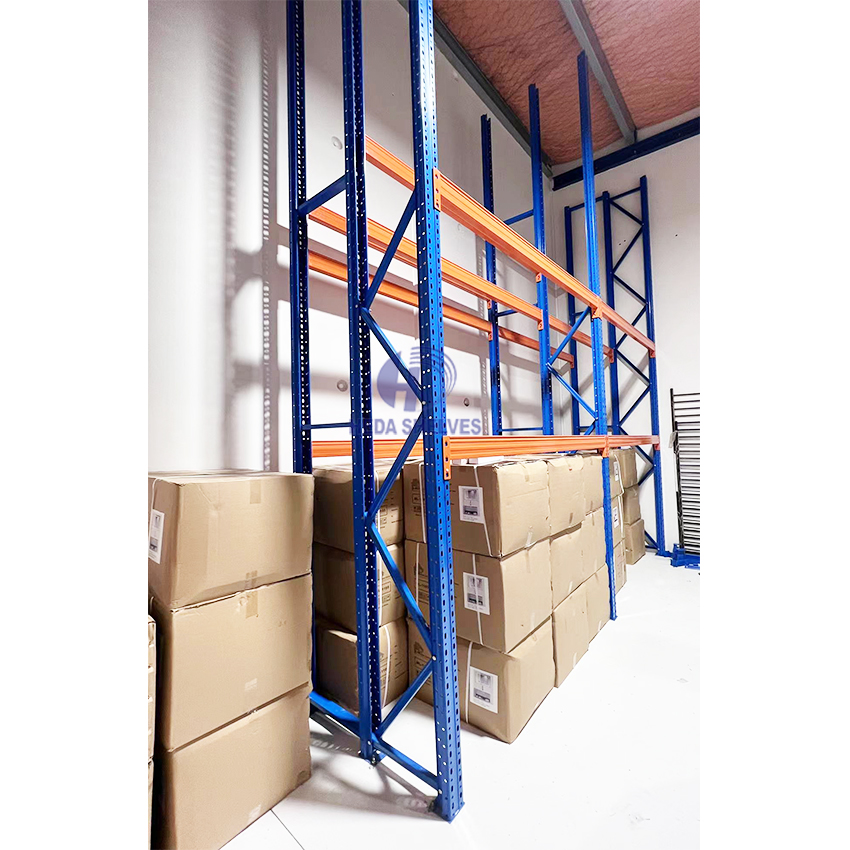 Robuust palletstellingsysteem met een draagvermogen van 1000-5000 kg per niveau voor industriële magazijnopslag. Stalen palletstelling.