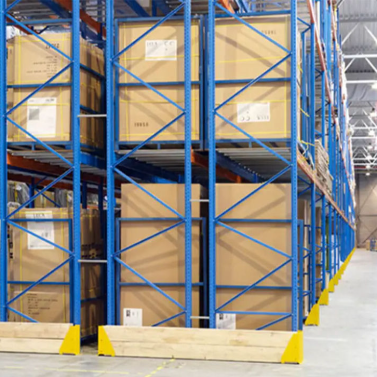 Grootschalig dubbeldiep magazijnopslagsysteem van metaalstaal met selectieve stellingen en dubbele palletstellingen.