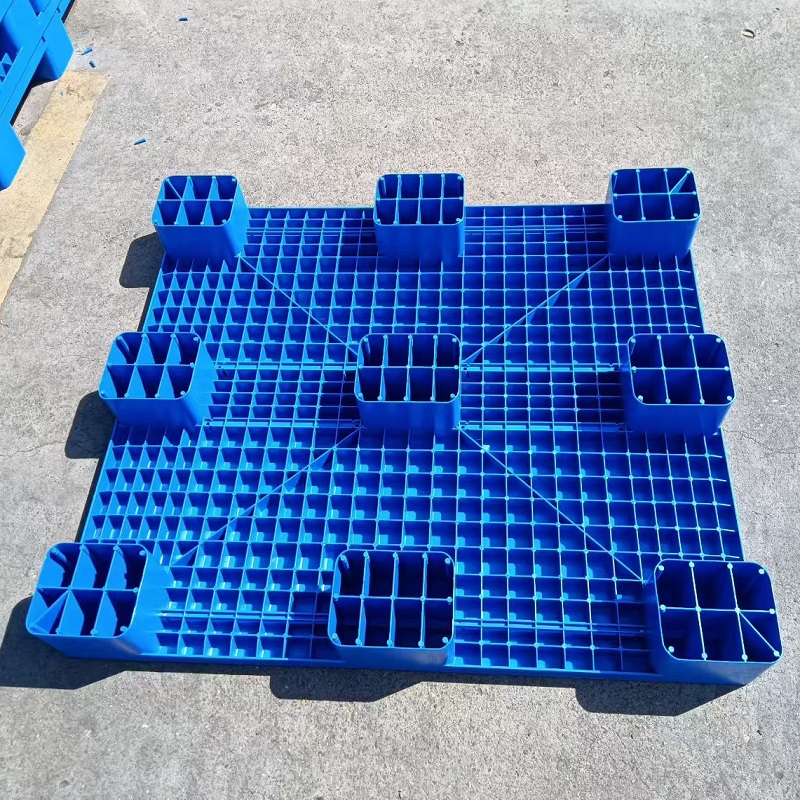 T1027E Industriële, robuuste en duurzame kunststof pallets voor de groothandel met toegang aan twee zijden, geschikt voor een gewicht van 500-1200 kg