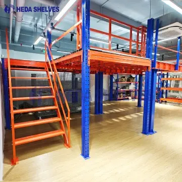 Constructieve stalen entresolvloer in een magazijn