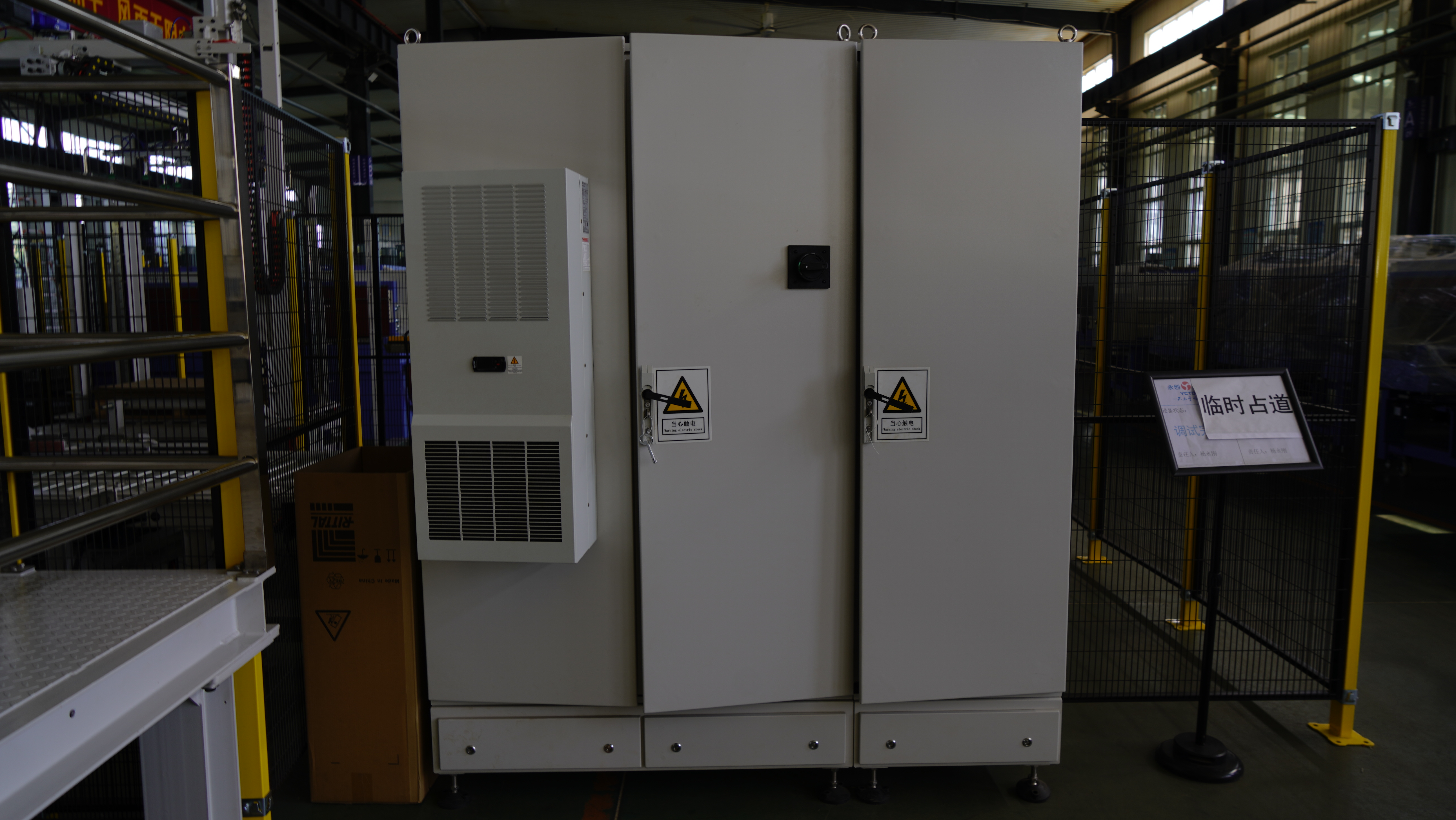 Lage portaal automatische palletiseermachine met PLC-touchscreen voor het stapelen van kartonnen dozen, geschikt voor grote drankenproductielijnen.