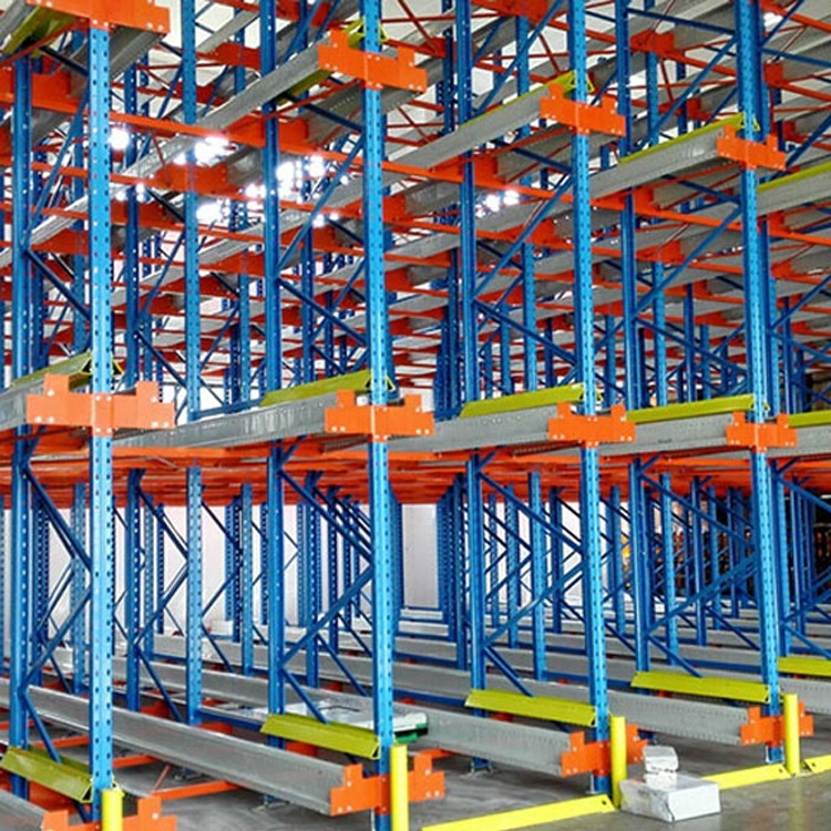 Robuust, volledig geautomatiseerd, corrosiebestendig tweewegradiosysteem voor palletstellingen met shuttlefunctie en afstandsbediening voor hoge opslagdichtheid.