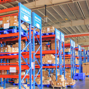 Groothandel in zware stalen balken voor magazijnopslag. Premium stapelbare palletstellingen en schappen, 2500 kg/laag. Plug-in installatie.