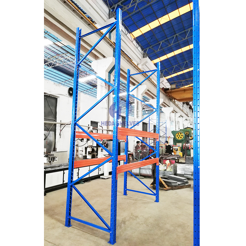 Robuust palletstellingsysteem met een draagvermogen van 1000-5000 kg per niveau voor industriële magazijnopslag. Stalen palletstelling.