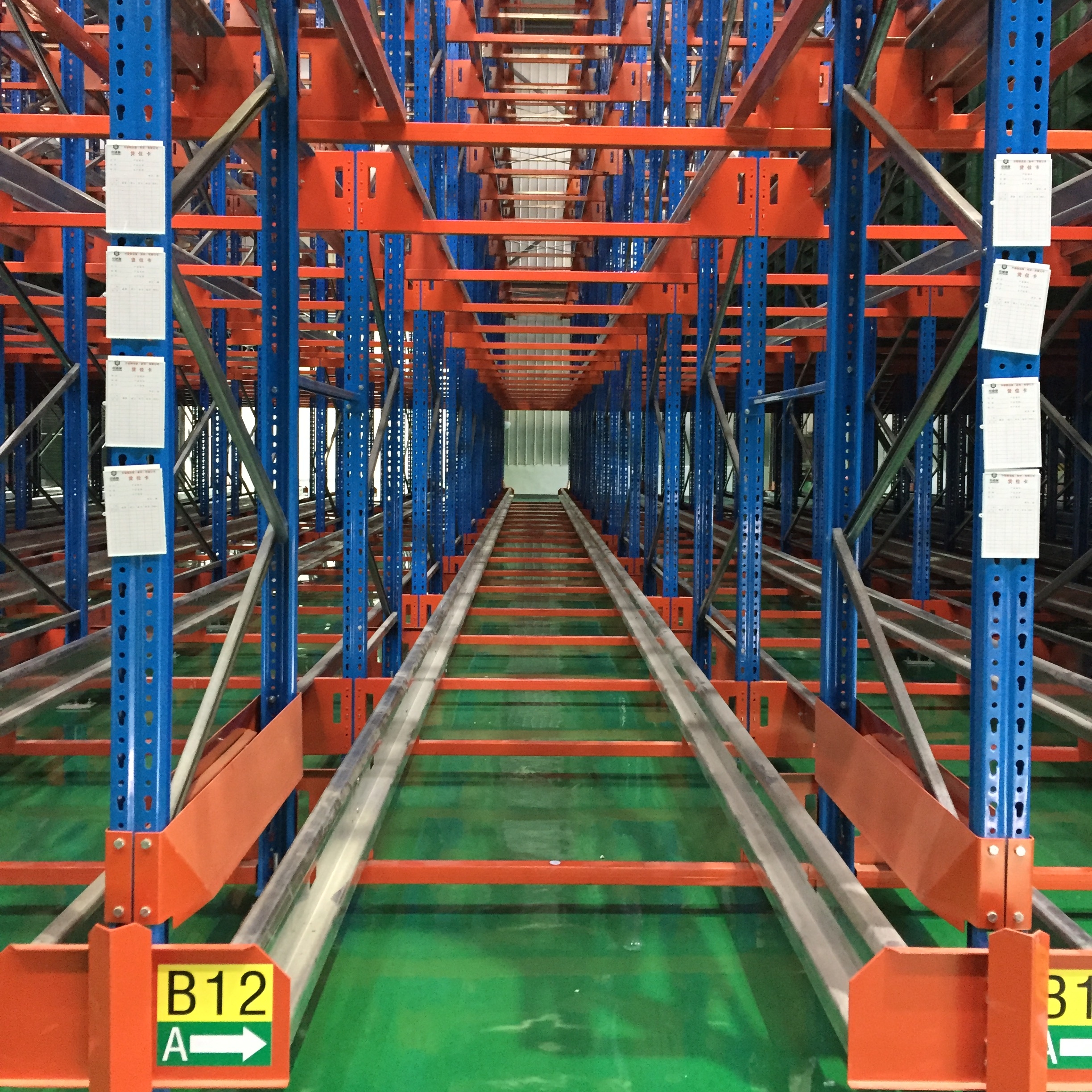 Automatisch magazijnsysteem met radiogestuurde shuttle-palletstellingen voor hoge opslagdichtheid, industrieel opslagsysteem met meerdere niveaus.