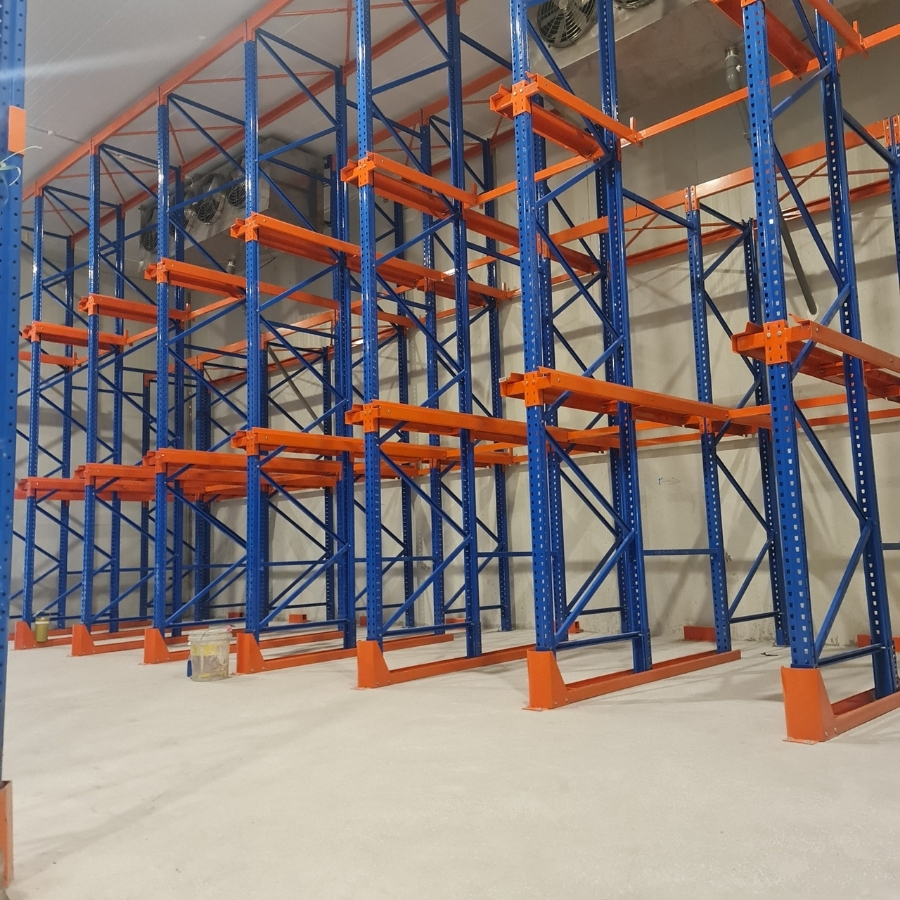 Robuust dubbeldiep palletstellingensysteem dat een grotere palletdiepte en een betere benutting van de magazijnruimte biedt.