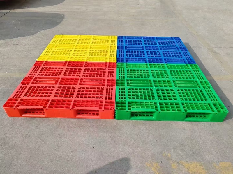 T1027E Industriële, robuuste en duurzame kunststof pallets voor de groothandel met toegang aan twee zijden, geschikt voor een gewicht van 500-1200 kg