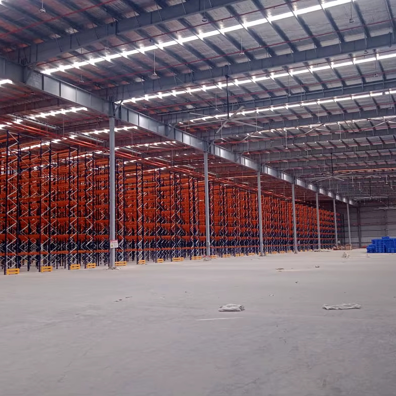 Robuust, gepoedercoat stalen palletstellingsysteem op wielen met selectieve opslag. Hoog draagvermogen. Modulair, schaalbaar en stapelbaar.
