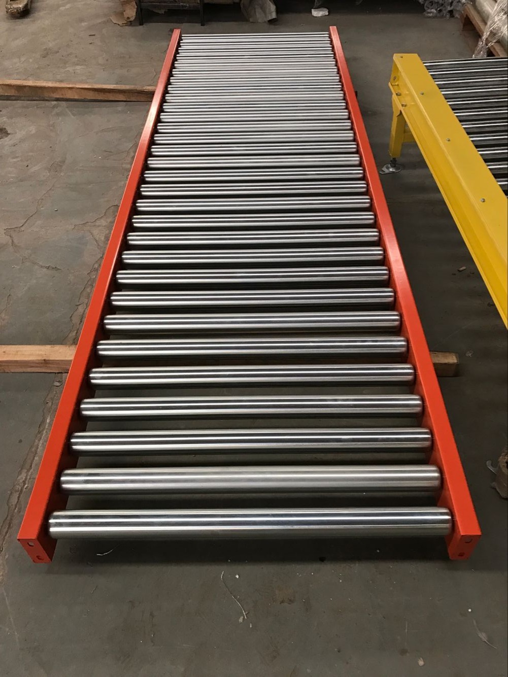 Transportbandmachine met rollen voor zware industriële toepassingen, zwaartekrachtgestuurde palletrollen, transportband voor magazijnen.