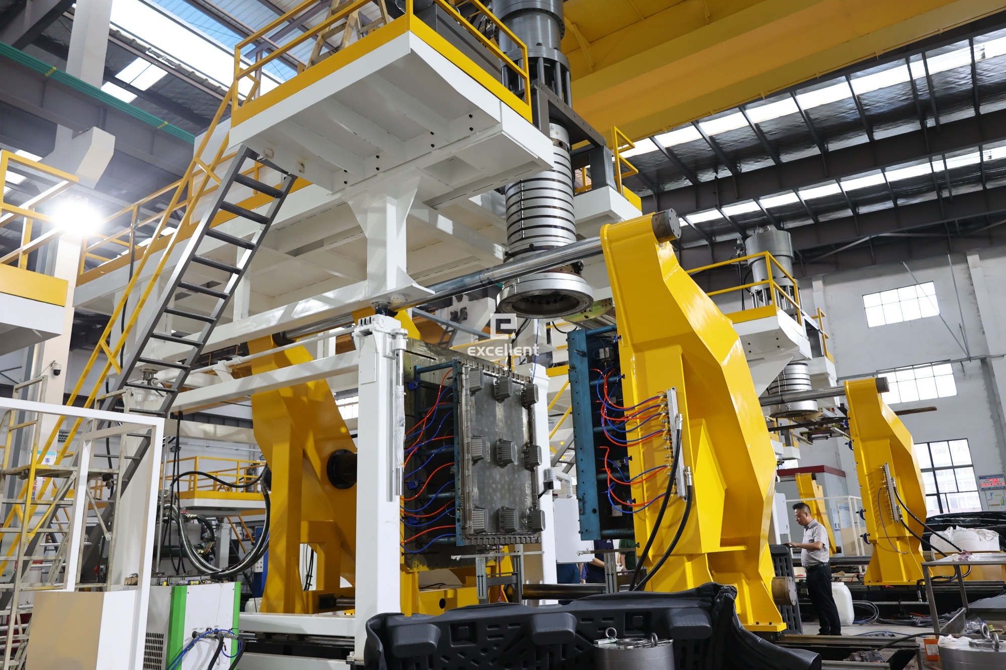 Automatische machine voor het maken van dubbelzijdige HDPE- en LDPE-kunststofpallets, negenvoets pallets, blaasvormmachine