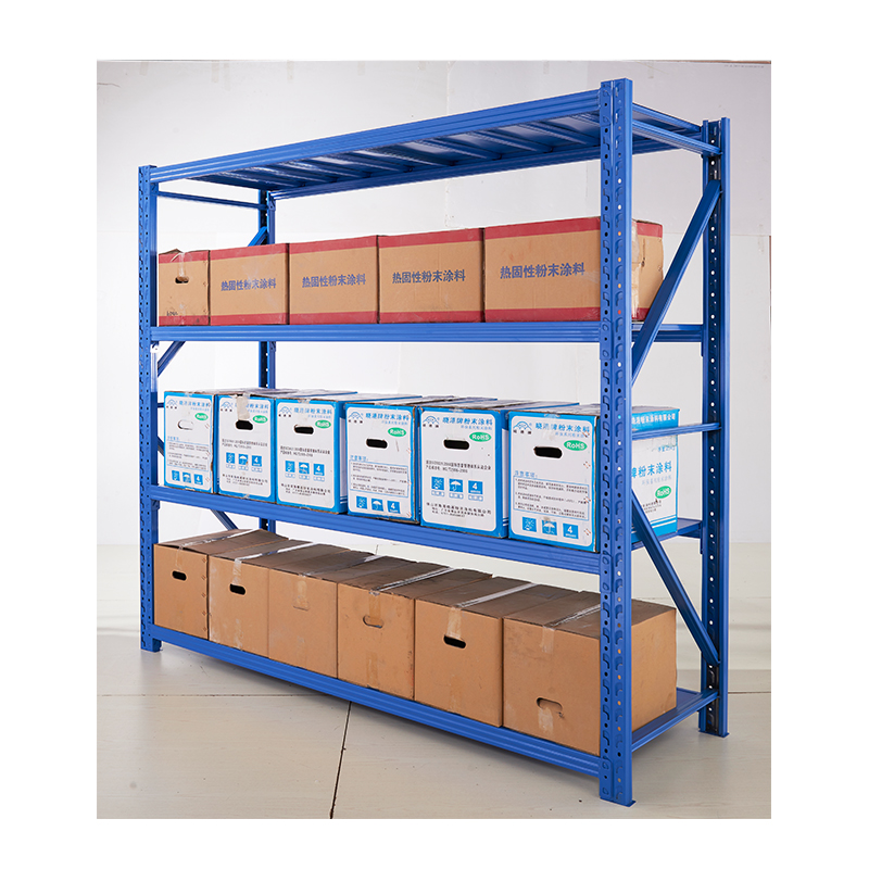 Robuust industrieel magazijnstellingsysteem met metalen stellingen en stalen platform voor opslag.