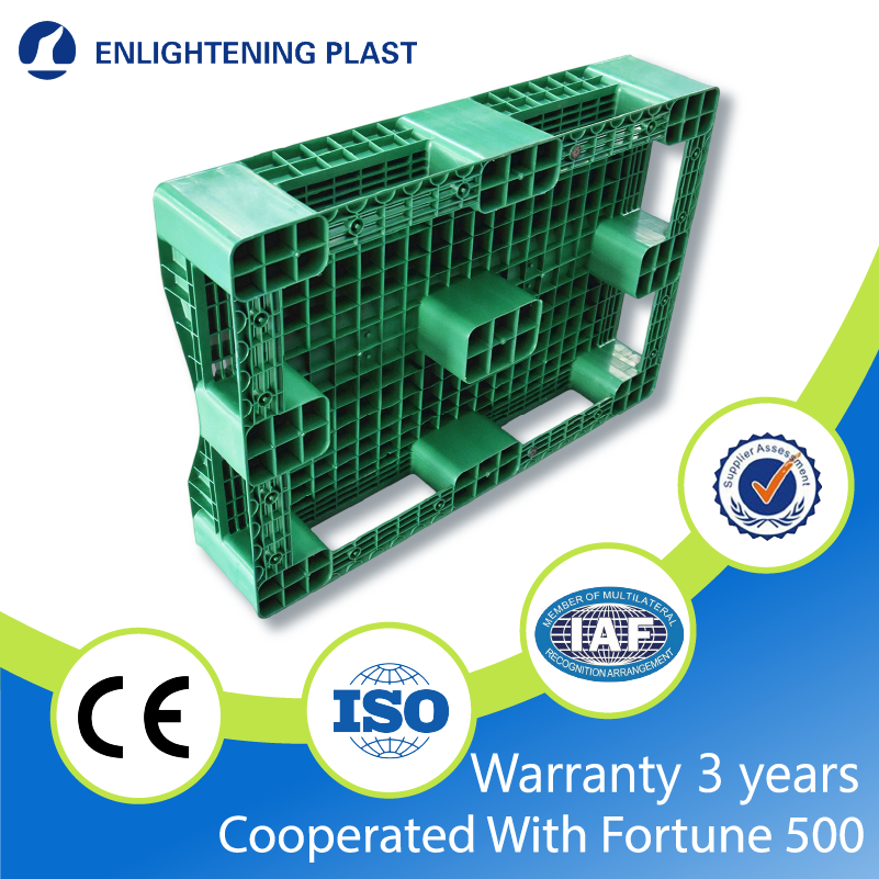 Stapelbare, zeer sterke rolhouderpallet 1500x900x235mm. Optioneel stalen inzetstuk voor extra grote papierrollen.